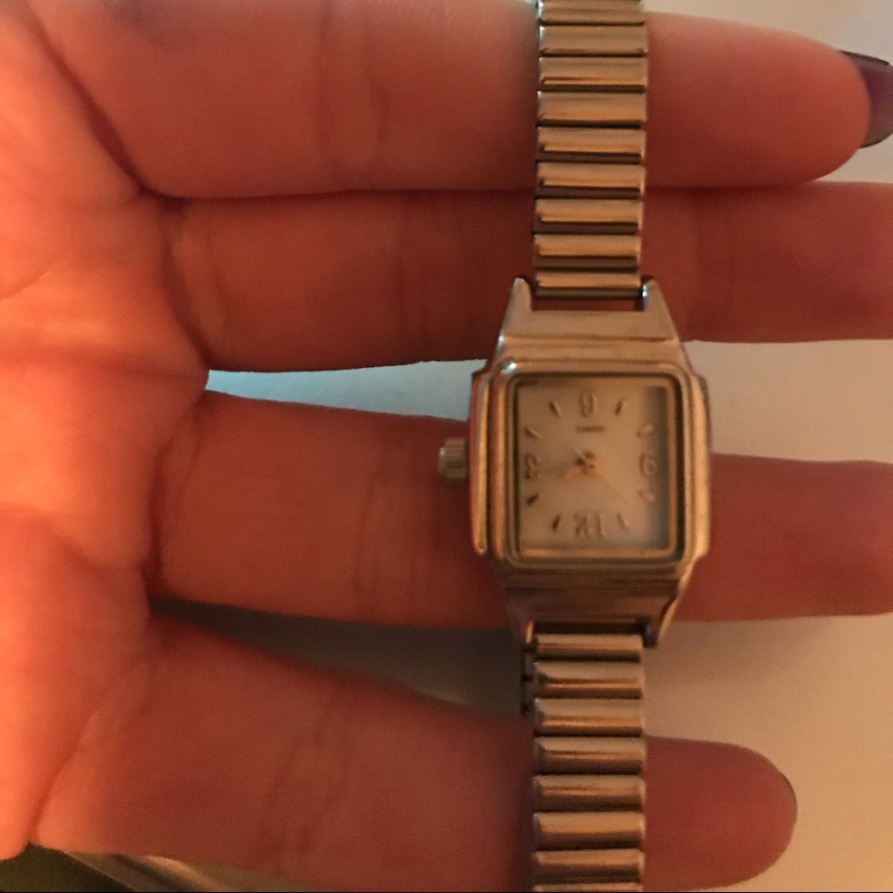 Quartz Watch with Bow